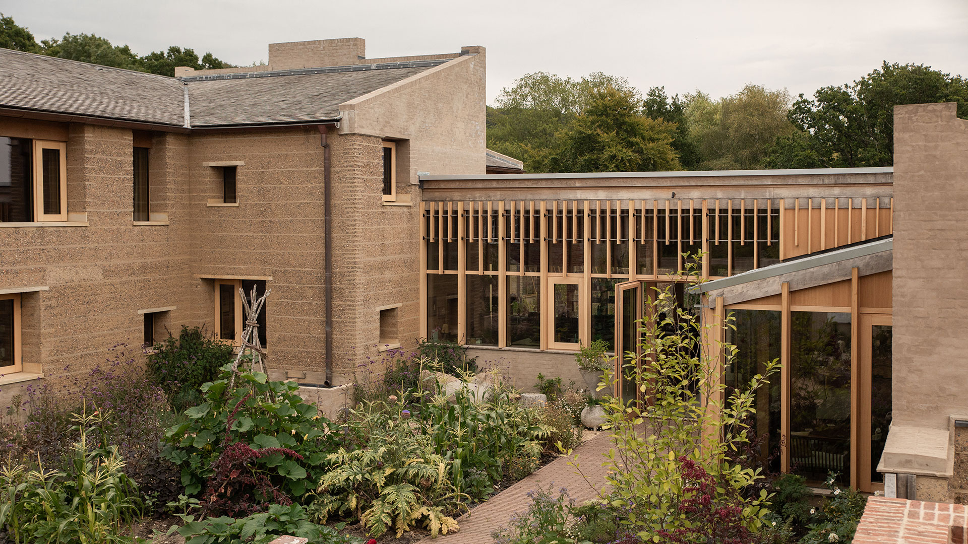 Rammed-Earth-House-Garden